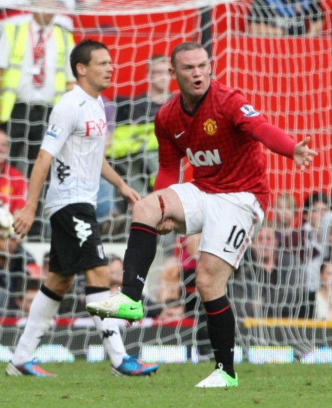 Rooney yêu cầu trọng tài dừng trận đấu. Vết rách ở đùi tiền đạo này khá lớn...